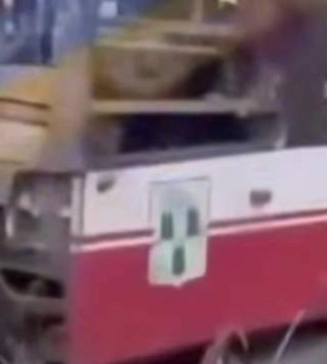 Появилось видео с троллейбусом, попавшим под российский ракетный удар в Сумах