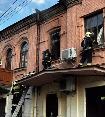 Сильне задимлення і рятувальники на місці: в Дніпрі горіла квартира