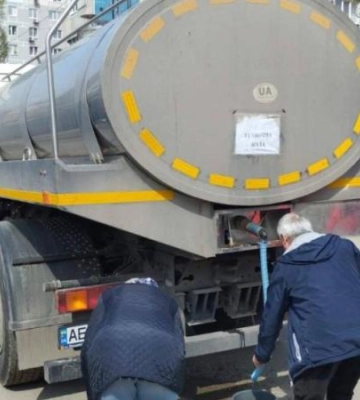 Ситуація з водопостачанням на Лівобережному-3: тривають промивання мереж, організовано підвезення технічної води