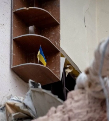 Вцілілий прапор на руїнах. Рятувальники показали життєствердне фото з Сум