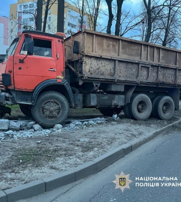 У Харкові вантажівка збила жінку та врізалася в електроопору - розпочато розслідування