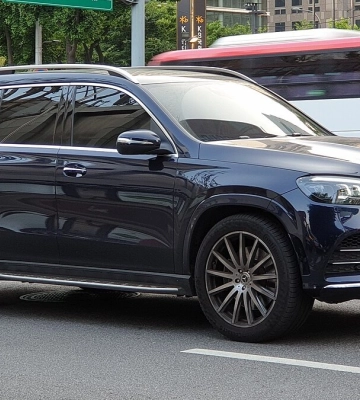 В Киеве мужчина сжег Mercedez стоимостью более 6,7 млн грн: оказался водителем владелицы