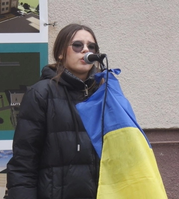 Школярка з Вінниччини, яка піснями збирає гроші для захисників, знову відвідала Коломию (відео)