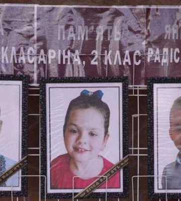 Никогда не услышат свой последний звонок: в Кривом Роге открыли мемориал погибшим детям