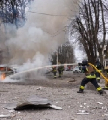 Одна із російських ракет у Сумах влучила в будівлю університету, інша розірвалася над вулицею