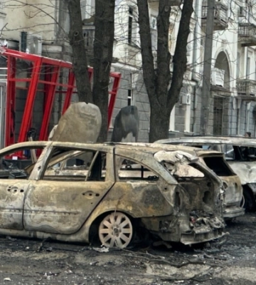 Вцілілий прапор на руїнах. Рятувальники показали життєствердне фото з Сум