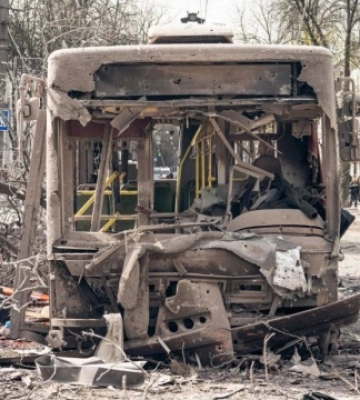 Під час ракетного удару по Сумах підліток вибрався з палаючого автобуса і врятував людям життя