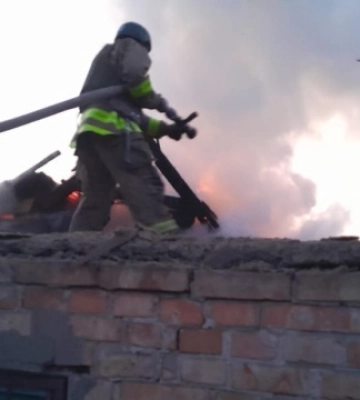 Росіяни вночі обстріляли два райони Дніпропетровщини, постраждав чоловік