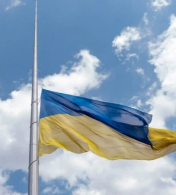 Київщина приспустила прапори на знак жалоби за загиблими в Сумах