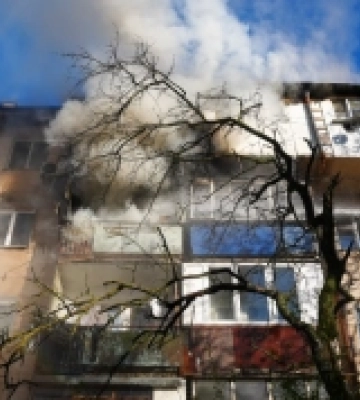 Загорілися три квартири: під час пожежі в Одесі врятували двох людей