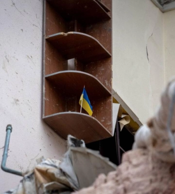 Після ракетної атаки у Сумах уцілілий прапор став символом незламності