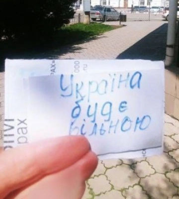 Розповсюдили сотні плакатів та наліпок — акція &quot;Жовтої Стрічки&quot; у Євпаторії та Сімферополі