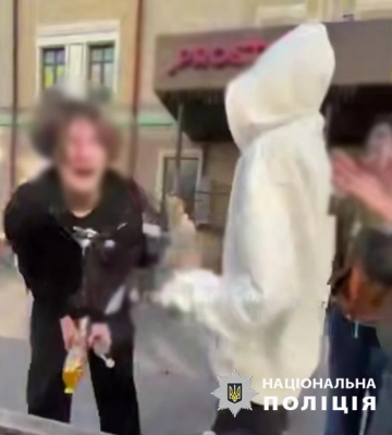 У Києві поліцейські розшукали двох підлітків та молодика, які на вулиці нахабно слухали гучну російську музику. ФОТО