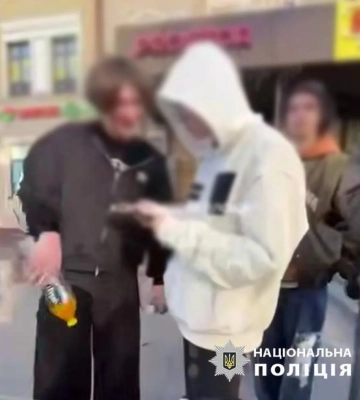 Поліція встановила особи молодиків, які слухали російську музику в Києві на тлі трагедії в Сумах