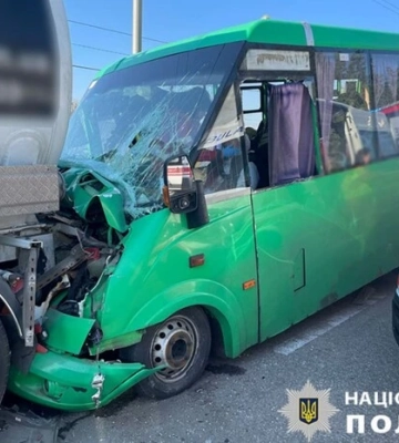 В Оболонському районі сталася аварія за участі маршрутки: п&#039;ятеро травмованих