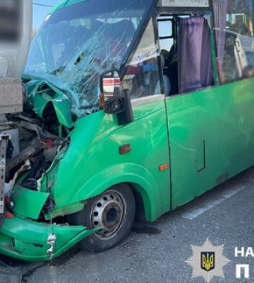 У Києві маршрутка в'їхала у вантажівку, п’ятеро людей постраждали