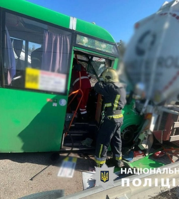 Маршрутка влетіла у вантажівку: у Києві на Оболоні в ДТП постраждали люди