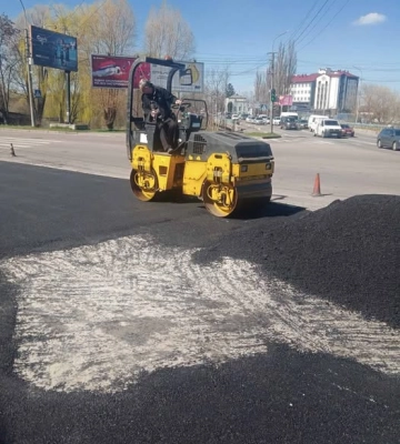 На Бандери у Рівному фарбують колесовідбійник, а на чотирьох вулицях - ремонт доріг