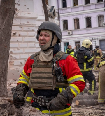 &quot;Дідусю, розмовляйте&quot;: поліція показала перші хвилини після ракетного удару по Сумах