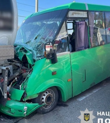 У Києві маршрутка в&#039;їхала у вантажівку, п’ятеро постраждалих