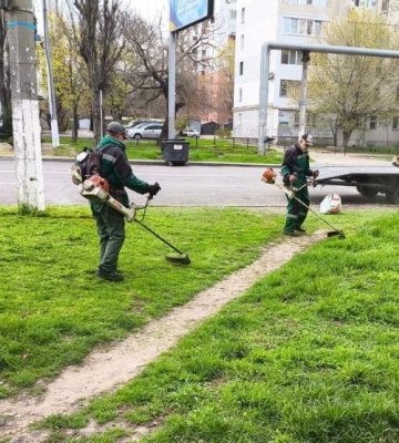 В Одесі комунальники косять траву