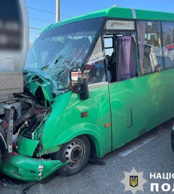 В Киеве маршрутка с людьми влетела в автоцистерну: пострадали шесть человек