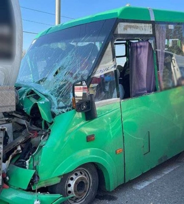 В Киеве маршрутка врезалась в грузовик: травмированы пять пассажиров