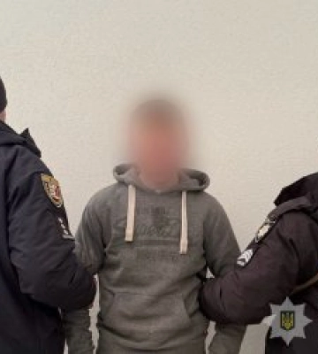Молодик скоїв розбійний напад на працівницю магазину на Тячівщині