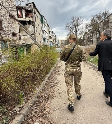 «Ніяких більше дискусій з РФ». Французький філософ і письменник Бернар Анрі-Леві відреагував на російський удар балістикою по центру Сум