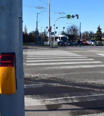 У Києві з'явилися сенсорні світлофорні кнопки для пішоходів: як вони працюють У Києві з'явилися сенсорні світлофорні кнопки для пішоходів: як вони працюють