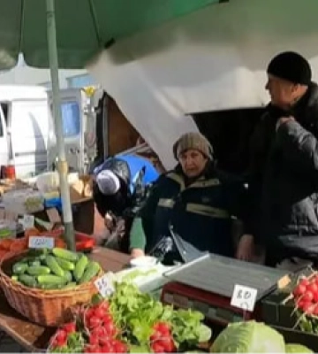 Перед Великоднем на ринку у Луцьку - шалені черги