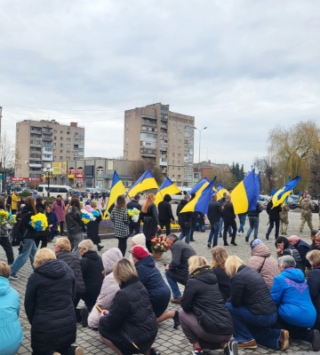 На ринку в Луцьку – шалені черги перед Великоднем: що та за скільки купують (відео)