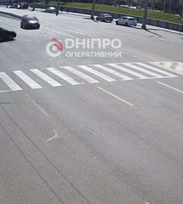 В Днепре на Слобожанском проспекте Hyundai подрезал Opel и чуть не "влетел" в пешеходов: видео