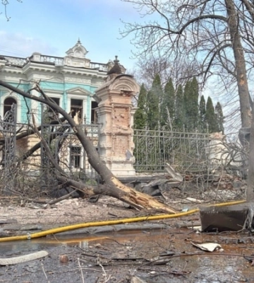 У Сумах дрон вдарив по автостоянці, є постраждалий