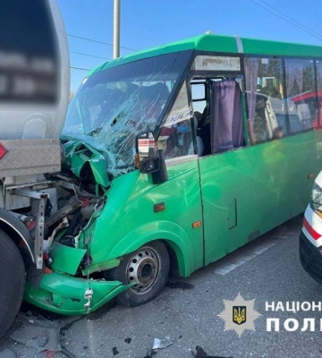 В Киеве маршрутка въехала в автоцистерну
