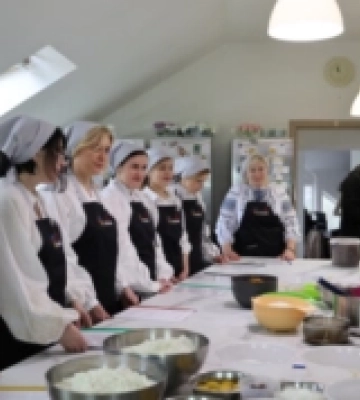 На Волині жінки громади випікали великодні паски для поранених військових