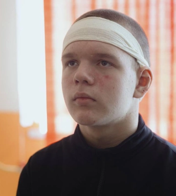 Получил осколочные ранения. Игорь Клименко встретился с 13-летним мальчиком из Сум, который спас людей в автобусе после атаки РФ