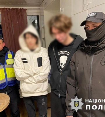 У Києві знайшли хлопців, які голосно ввімкнули російську музику й глумилися над перехожими. З ними працює СБУ