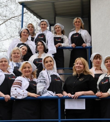На Волині жінки громади випікали великодні паски для поранених військових