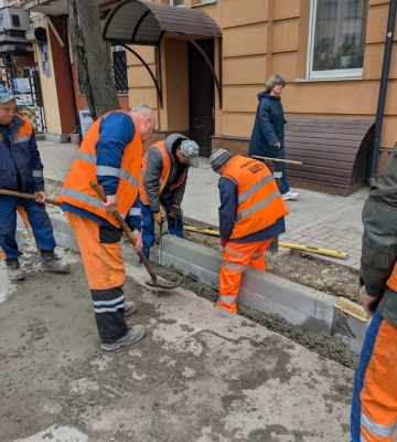 До уваги водіїв і пішоходів: можливі ускладнення руху в центрі Рівного