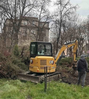 Біля апеляційного суду в Івано-Франківську впорядковують клумби (ФОТО)