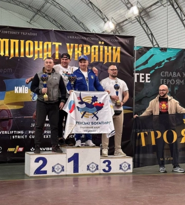 Черкаські богатирі стали першими в командному заліку чемпіонату України з пауерліфтингу UPC 2025