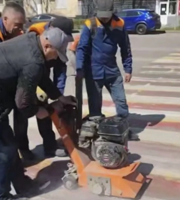 Коммунальный цирк в оккупированном Мелитополе - вместе с разметкой сдирают даже асфальт (видео)