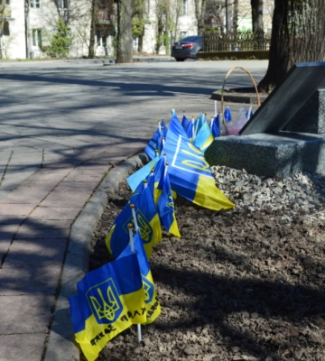 У Франківську матері загиблих і зниклих захисників висадили Алею пам’яті: фоторепортаж