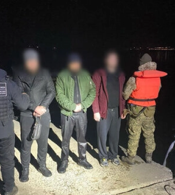 Перекинулись на гідроскутерах під час втечі до Молдови: на Одещині затримано трьох порушників, - ДПСУ. ВІДЕО+ФОТО