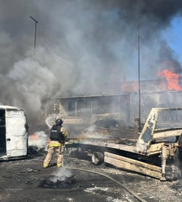 Авіація РФ фугасною авіабомбою вдарила по Родинському: пошкоджені понад 20 будинків, виникла пожежа