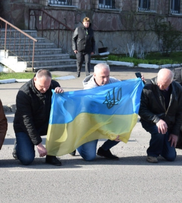 У Здолбунові на колінах провели бійця, який зник безвісти 11 місяців тому (ФОТО)