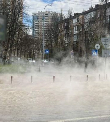 На Печерську окріп з труби потік на дорогу, тротуари та в переходи метро