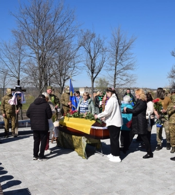 Із загиблим на Донеччині військовим попрощалися у Петрівській громаді 