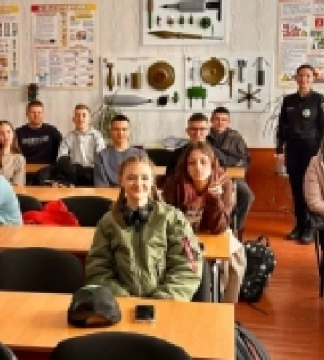 У Первомайську поліціянтка навчала ліцеїстів як розпізнати небезпеку торгівлі людьми